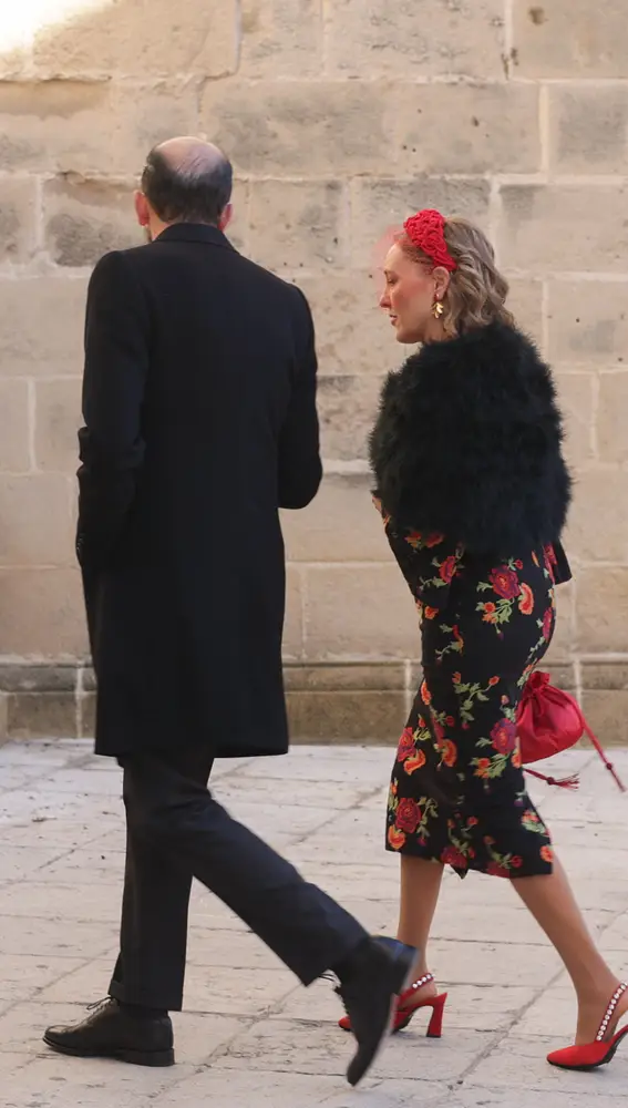 Dos invitados salen de la iglesia de Jerez de la Frontera tras la cancelación de la boda entre Juan Ortega y Carmen Otta.