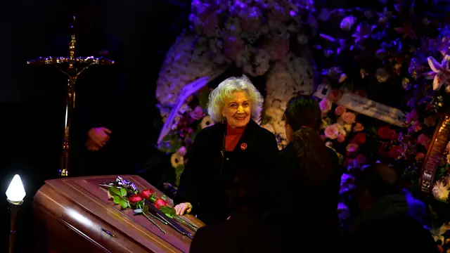 La actriz Marisa Paredes visita la capilla ardiente de la actriz y cantante Concha Velasco, instalada este sábado en el Teatro de La Latina de Madrid.