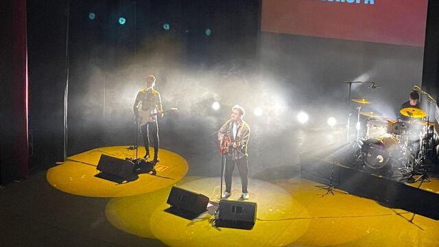 DePol llena el Teatro Municipal de La Bañeza de música y magia en su concierto el 5 de diciembre de 2023.