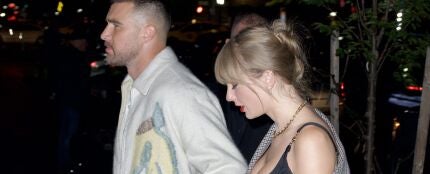 Taylor Swift y Travis Kelce pasean por Nueva York, en 2023.