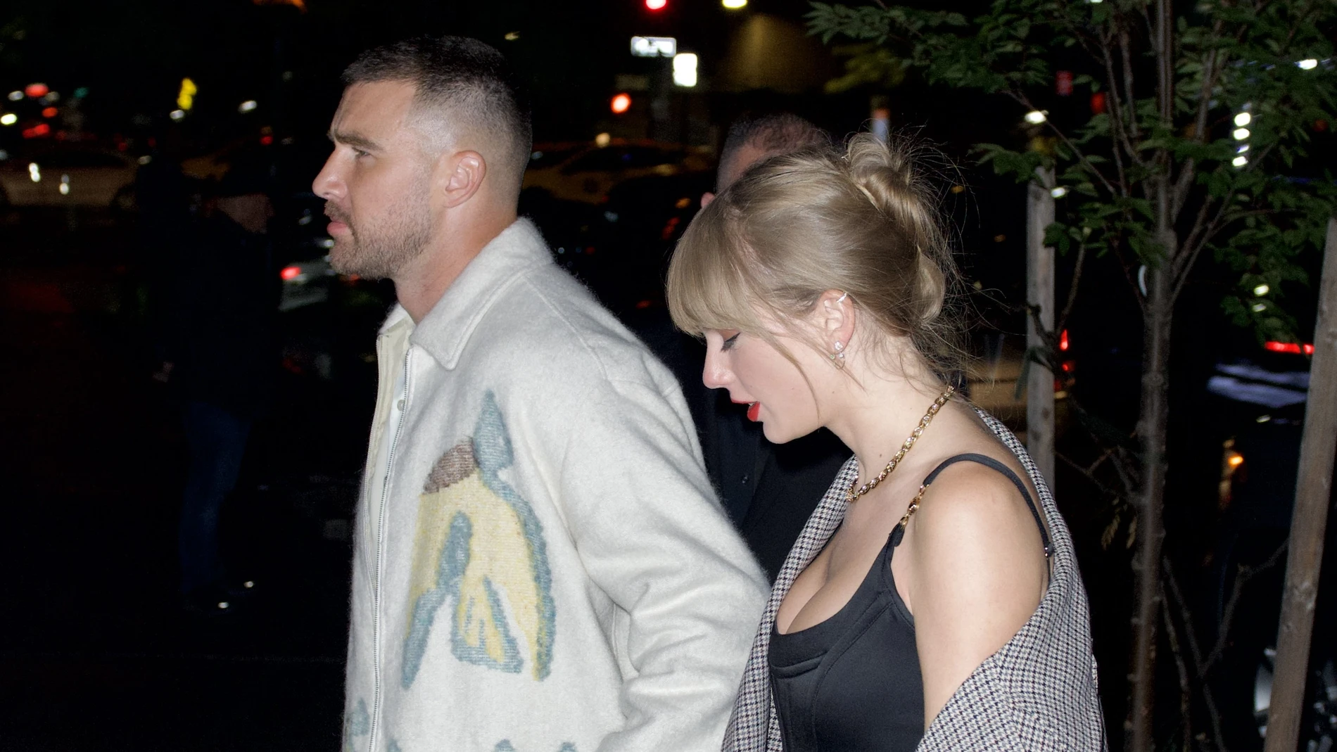 Taylor Swift y Travis Kelce pasean por Nueva York, en 2023.
