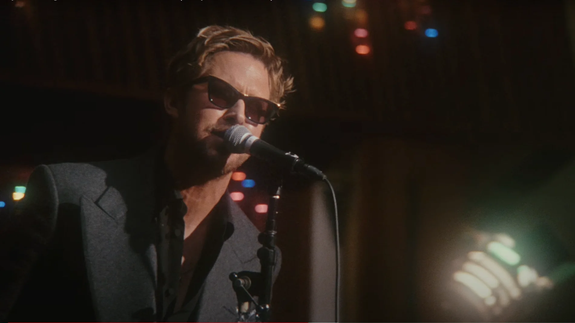 Ryan Gosling, durante el videoclip de la versión 'I'm Just Ken | Merry Kristmas Barbie'.