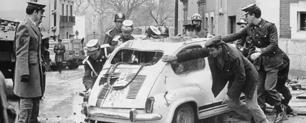 Escena tras el asesinato de ETA al presidente del gobierno español Luis Carrero Blanco poniendo una bomba en su coche, 20 de diciembre de 1973. Escena tras el asesinato de ETA al presidente del gobierno español Luis Carrero Blanco poniendo una bomba en su coche, 20 de diciembre de 1973.