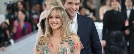 Robert Pattinson y Suki Waterhouse Robert Pattinson y Suki Waterhouse