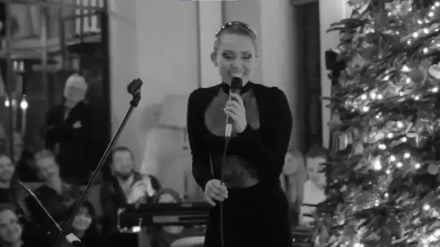 Miley Cyrus, durante su actuación en directo de la canción 'Faithfully' (1983) en Chateau Marmont, Los Ángeles.