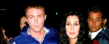 La actriz y cantante Cher y su hijo Elijah Blue, en la premiere de la película 'Blow', en 2001. La actriz y cantante Cher y su hijo Elijah Blue, en la premiere de la película 'Blow', en 2001.