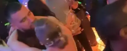 Taylor Swift y Travis Kelce se besan apasionadamente en su fiesta de Fin de Año Taylor Swift y Travis Kelce se besan apasionadamente en su fiesta de Fin de Año