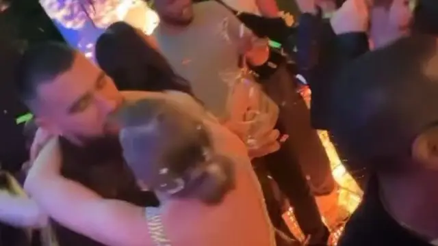 Taylor Swift y Travis Kelce se besan apasionadamente en su fiesta de Fin de Año