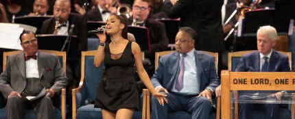 Ariana Grande en el funeral de Aretha Franklin