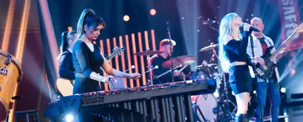 Ana Mena llena de Música ligera el plató de El Desafío acompañada por Mónica Cruz Ana Mena llena de Música ligera el plató de El Desafío acompañada por Mónica Cruz