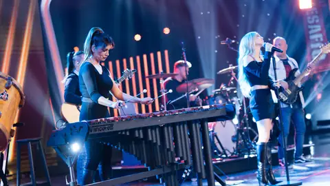 Ana Mena llena de Música ligera el plató de El Desafío acompañada por Mónica Cruz Ana Mena llena de Música ligera el plató de El Desafío acompañada por Mónica Cruz