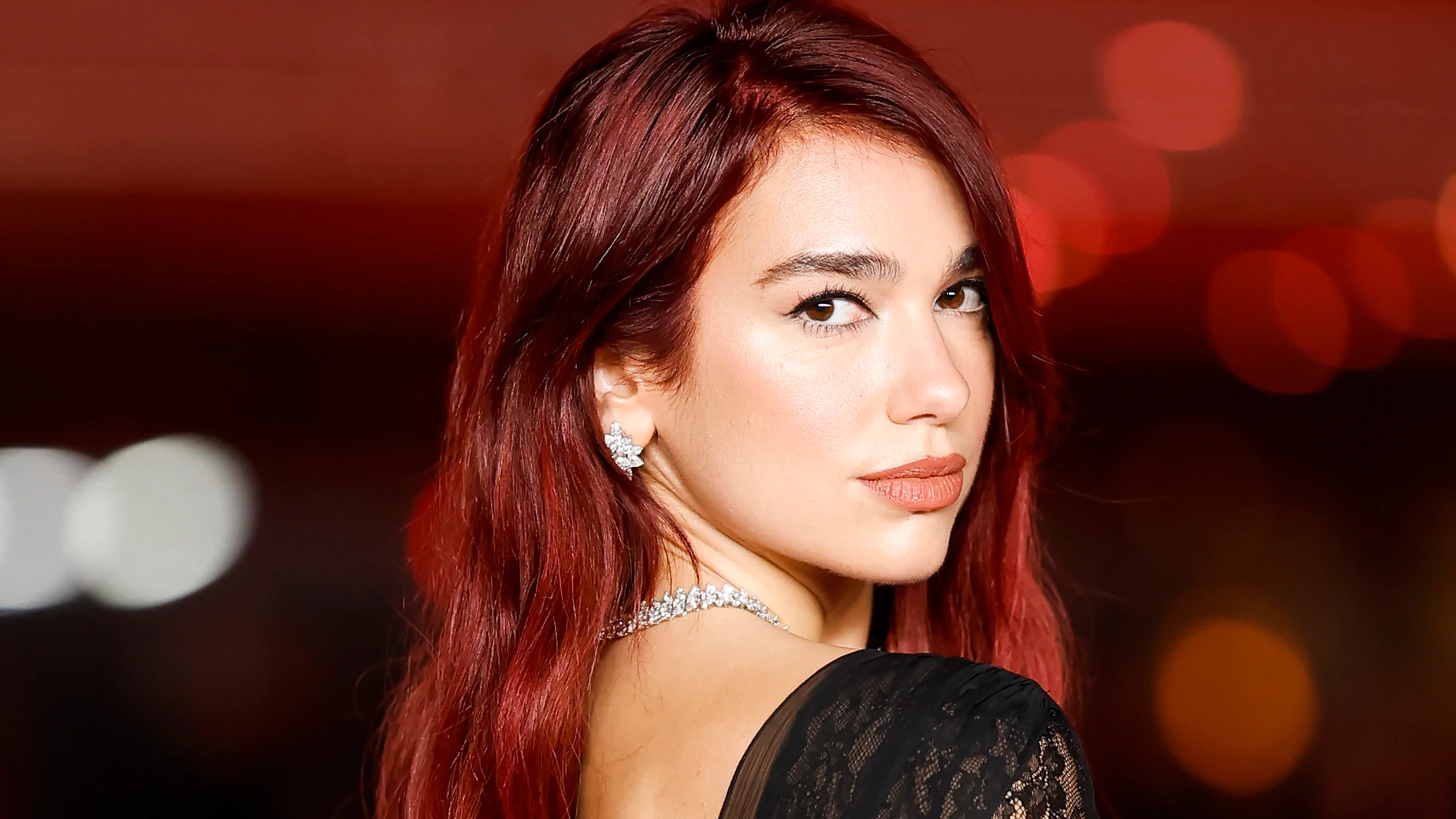 La cantante británicoalbanesa Dua Lipa. La cantante británicoalbanesa Dua Lipa.