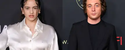Rosalía y Jeremy Allen White se besan apasionadamente sobre el capó de un coche Rosalía y Jeremy Allen White se besan apasionadamente sobre el capó de un coche
