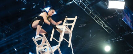 Marta D&iacute;az, toda una guerrera, al ser la primera mujer en enfrentarse a las sillas en equilibrio