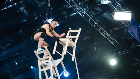 Marta Díaz, toda una guerrera, al ser la primera mujer en enfrentarse a las sillas en equilibrio Marta Díaz, toda una guerrera, al ser la primera mujer en enfrentarse a las sillas en equilibrio