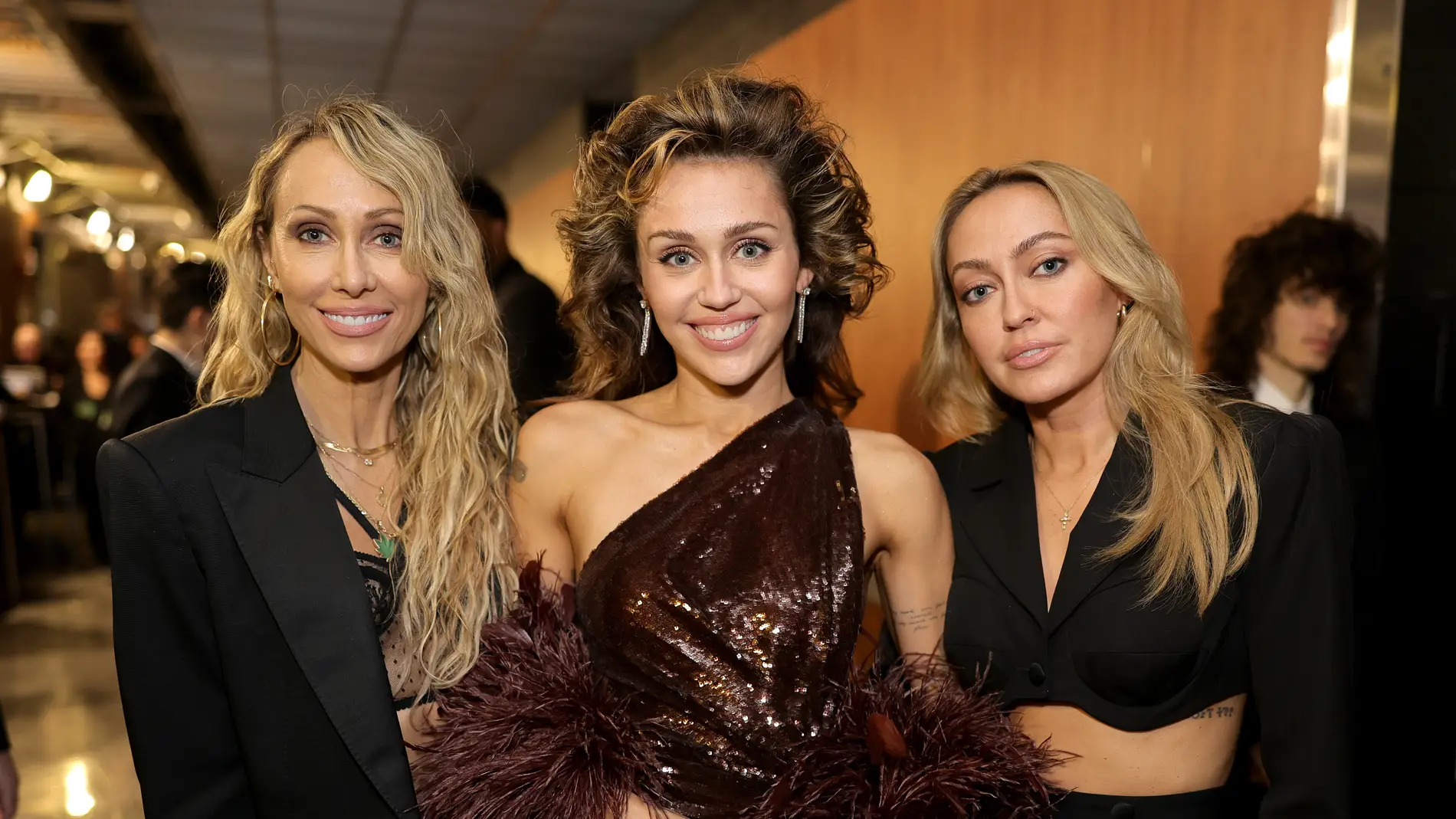 Miley Cyrus con su madre Tish y su hermana Brandi