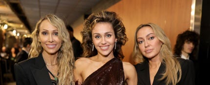 Tish Cyrus, junto a sus hijas Miley y Brandi en los Premios Grammy 2024.