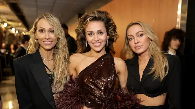 Tish Cyrus, junto a sus hijas Miley y Brandi en los Premios Grammy 2024.
