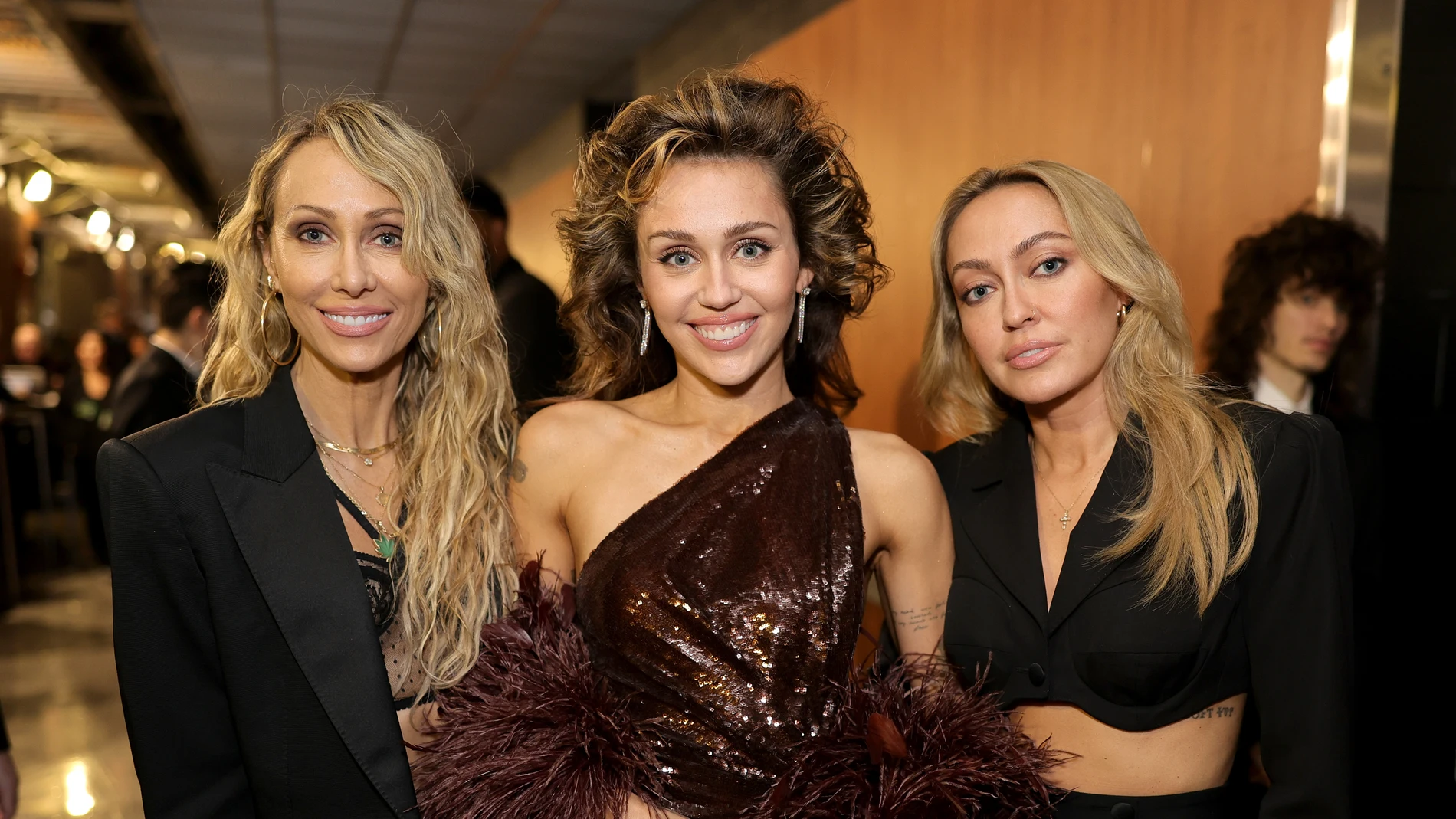 Tish Cyrus, junto a sus hijas Miley y Brandi en los Premios Grammy 2024.