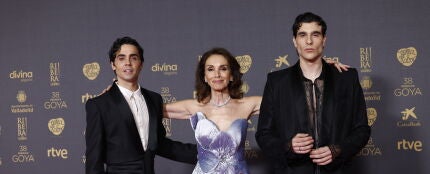 Ana Belén con Javier Ambrossi y Javier Calvo, presentadores de los Premios Goya 2024.