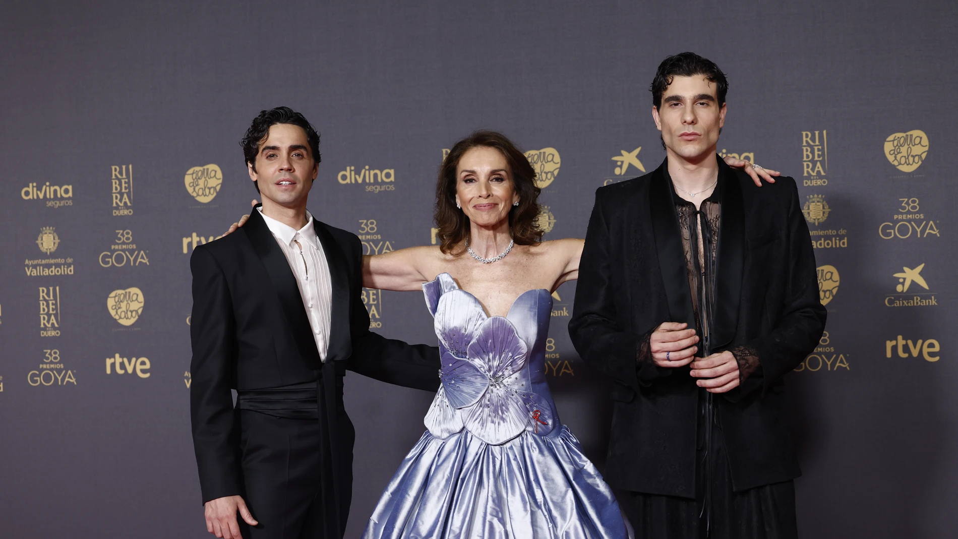 Ana Belén con Javier Ambrossi y Javier Calvo, presentadores de los Premios Goya 2024.