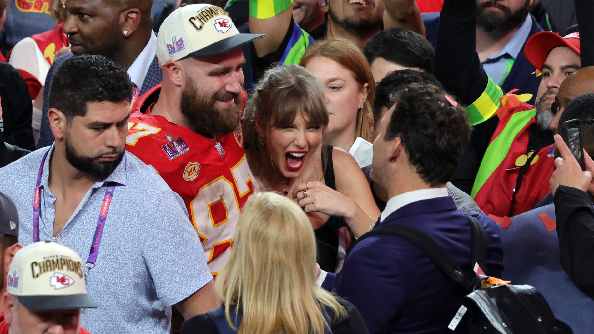 Travis Kelce Paga Un Mill N De D Lares Por Una Suite Para Su Familia Y   Travis Kelce Taylor Swift Super Bowl 98 