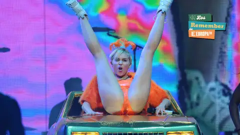 Miley Cyrus, durante su polémico Bangerz Tour de 2014. Miley Cyrus, durante su polémico Bangerz Tour de 2014.