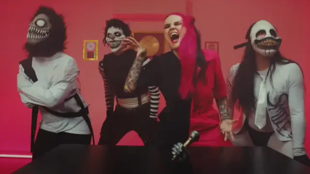 Megara, en el videoclip de '11:11'