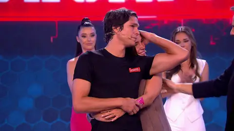 Las lágrimas de Pablo Castellano al donar su premio junto a Maria Pombo Las lágrimas de Pablo Castellano al donar su premio junto a Maria Pombo