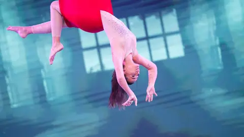 La elegancia de Laura Escanes con la coreografía aérea en El Desafío La elegancia de Laura Escanes con la coreografía aérea en El Desafío