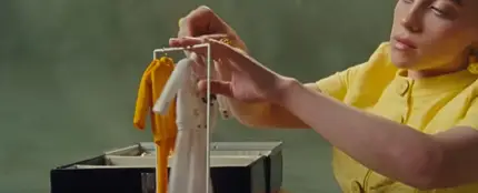 Los estilismos del videoclip de ‘What Was I Made For?’ de Billie Eilish. Los estilismos del videoclip de ‘What Was I Made For?’ de Billie Eilish.