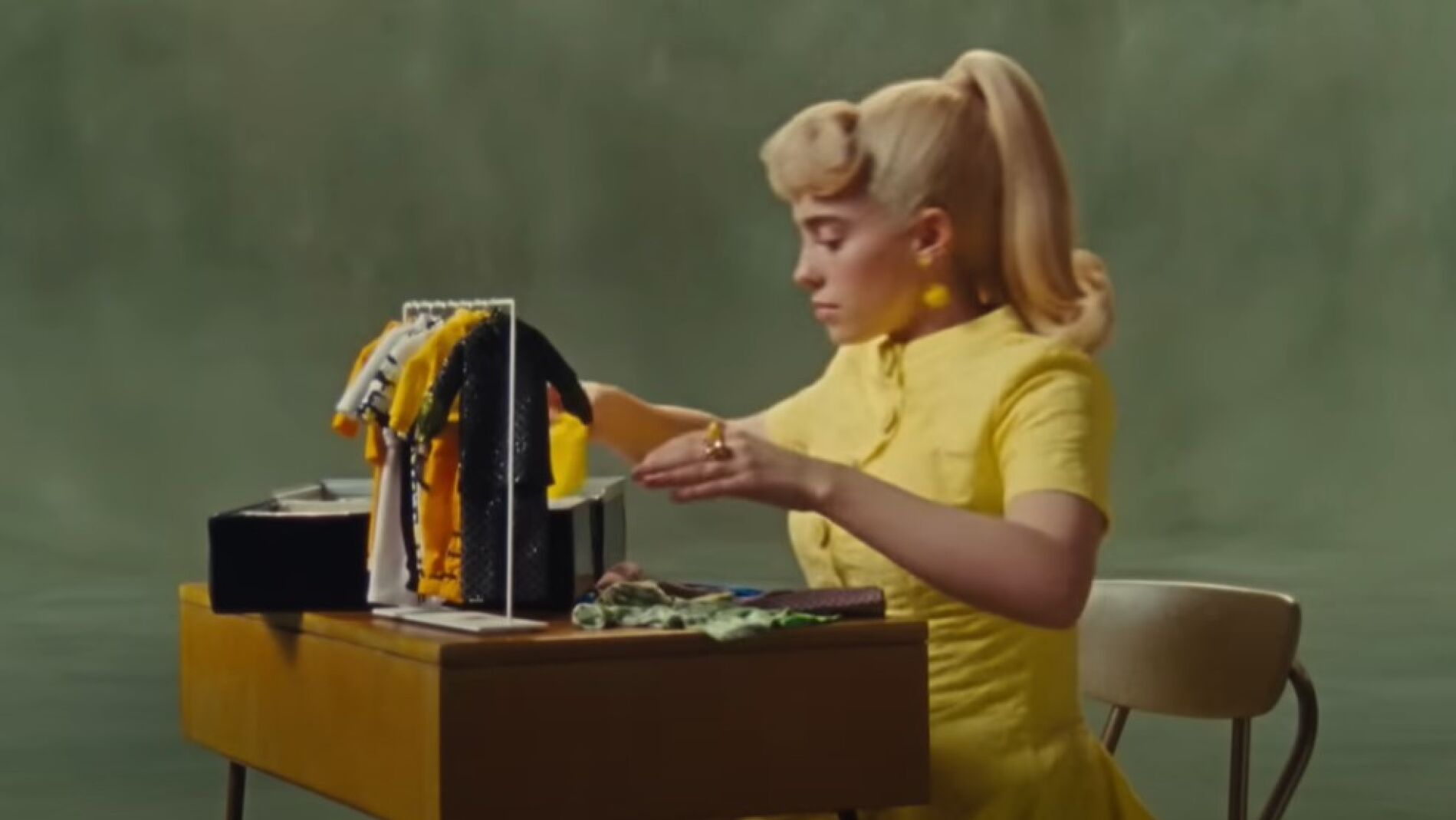 El look de Billie Eilish en los Grammy 2020.