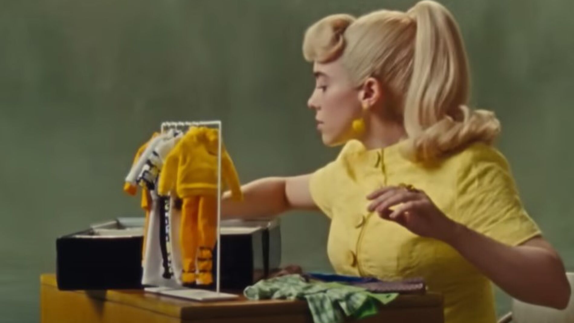 El conjunto de sudadera y pantalón amarillo de 'Bad Guy'.