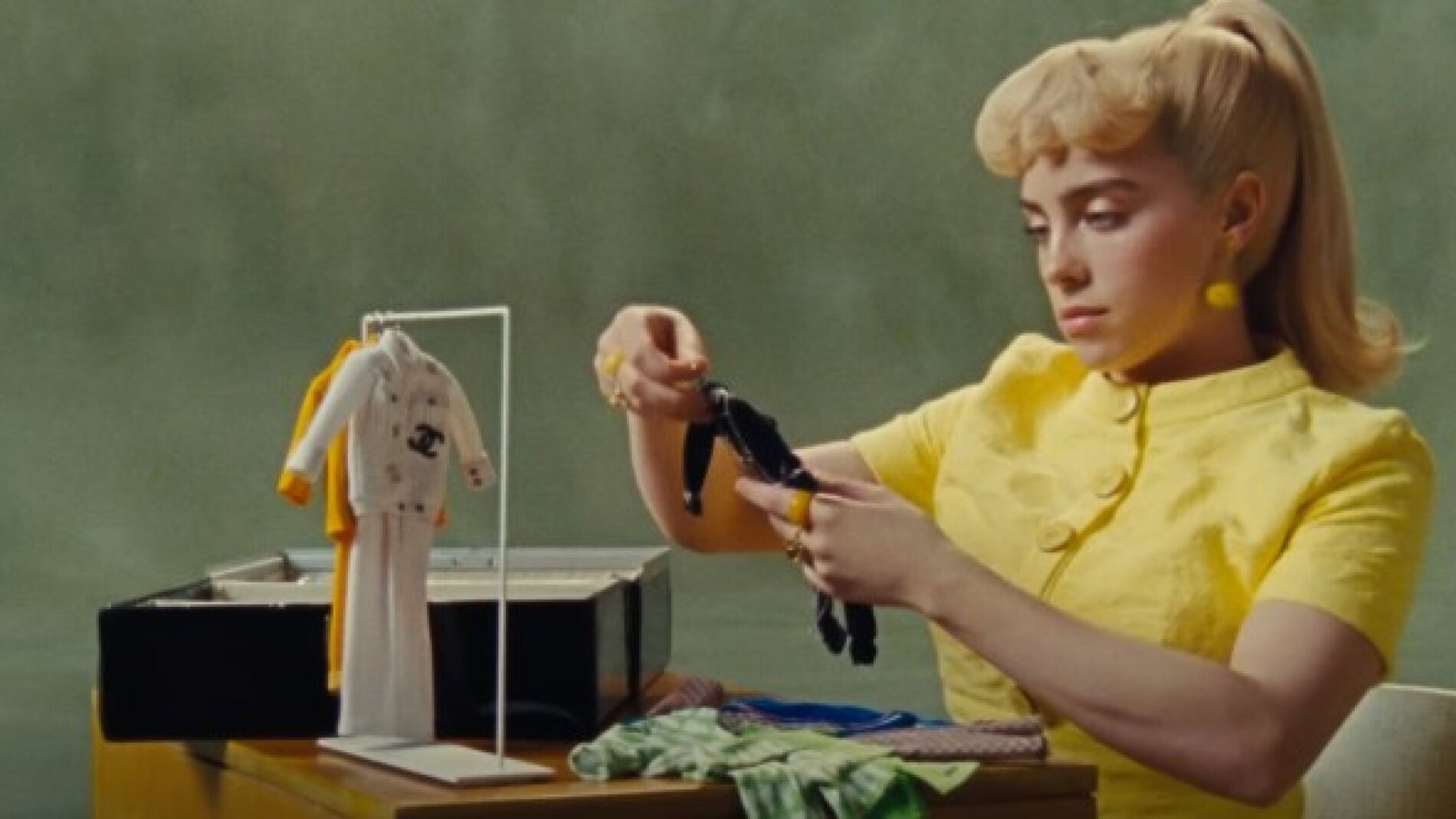 El estilismo negro y con cadenas del videoclip de 'Lovely'.