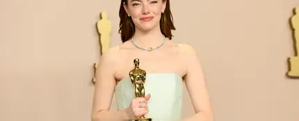 Emma Stone gana el Oscar a Mejor Actriz y se le rompe el vestido al subir a recogerlo Emma Stone gana el Oscar a Mejor Actriz y se le rompe el vestido al subir a recogerlo