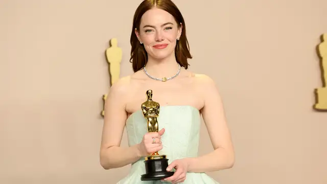 Emma Stone gana el Oscar a Mejor Actriz y se le rompe el vestido al subir a recogerlo