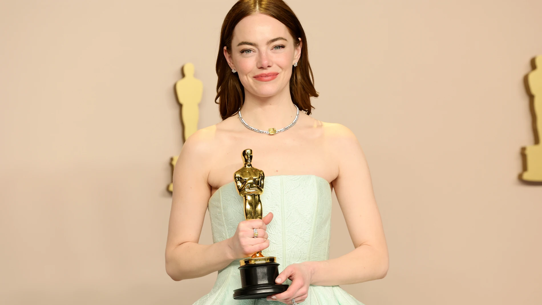 Emma Stone gana el Oscar a Mejor Actriz y se le rompe el vestido al subir a recogerlo 