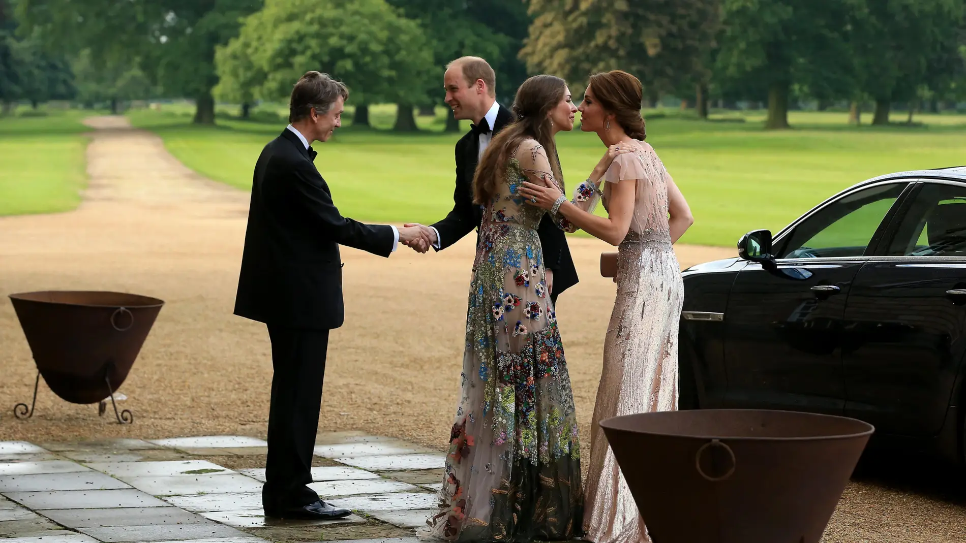 Rose Habury y David Cholmondeley saludan a los Príncipes de Gales