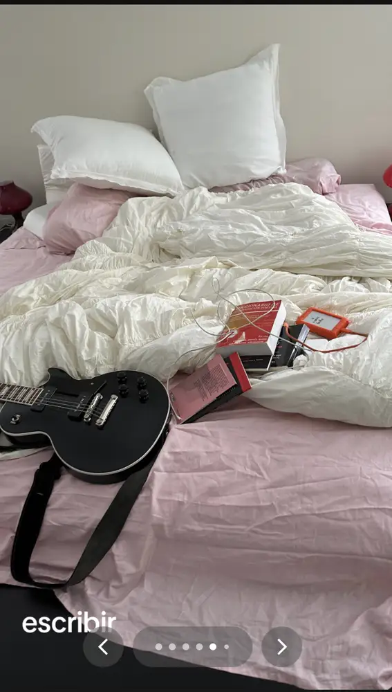 La cama de Rosalía con sus últimas lecturas.