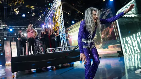 El poderío de Mario Vaquerizo para mover un escenario con su cuerpo El poderío de Mario Vaquerizo para mover un escenario con su cuerpo