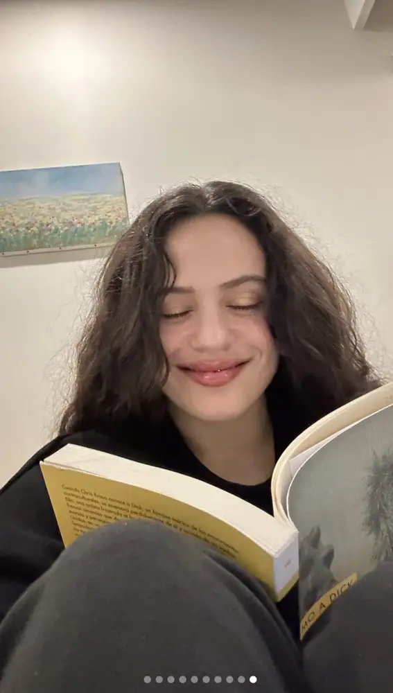 Rosalía leyendo Amo a Dick, de Chris Kraus