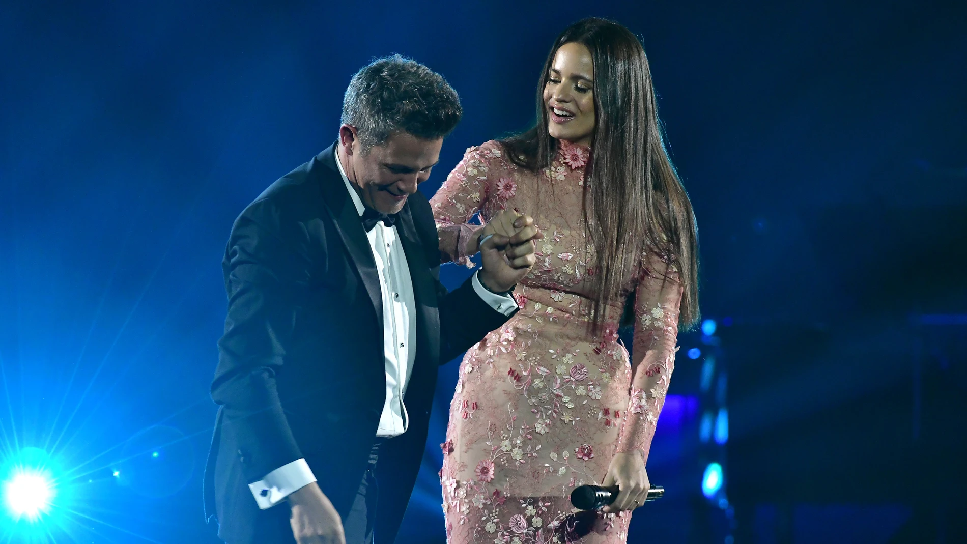 Rosalía y Alejandro Sanz en la gala Person of the Year de los Latin Grammy 2017
