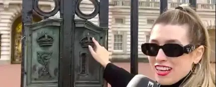 Eva Soriano, en la puerta de Buckingham Palace en Londres. Eva Soriano, en la puerta de Buckingham Palace en Londres.