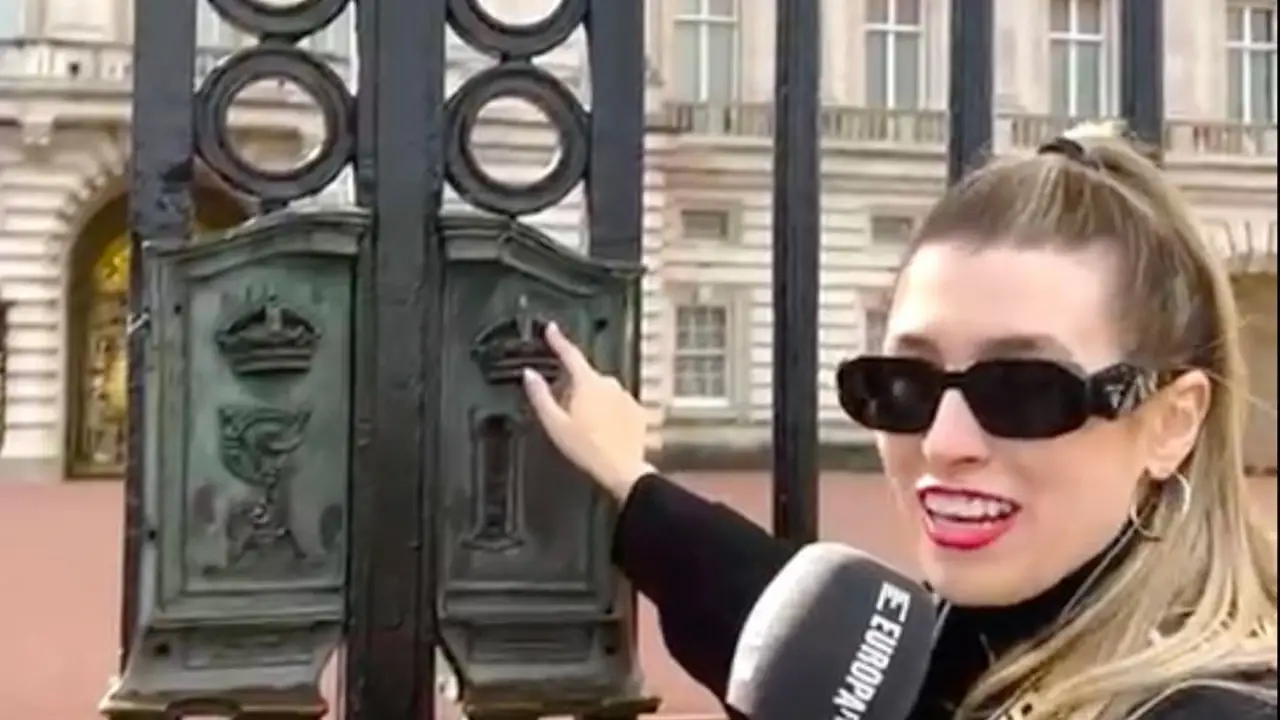 Eva Soriano, en la puerta de Buckingham Palace en Londres. Eva Soriano, en la puerta de Buckingham Palace en Londres.