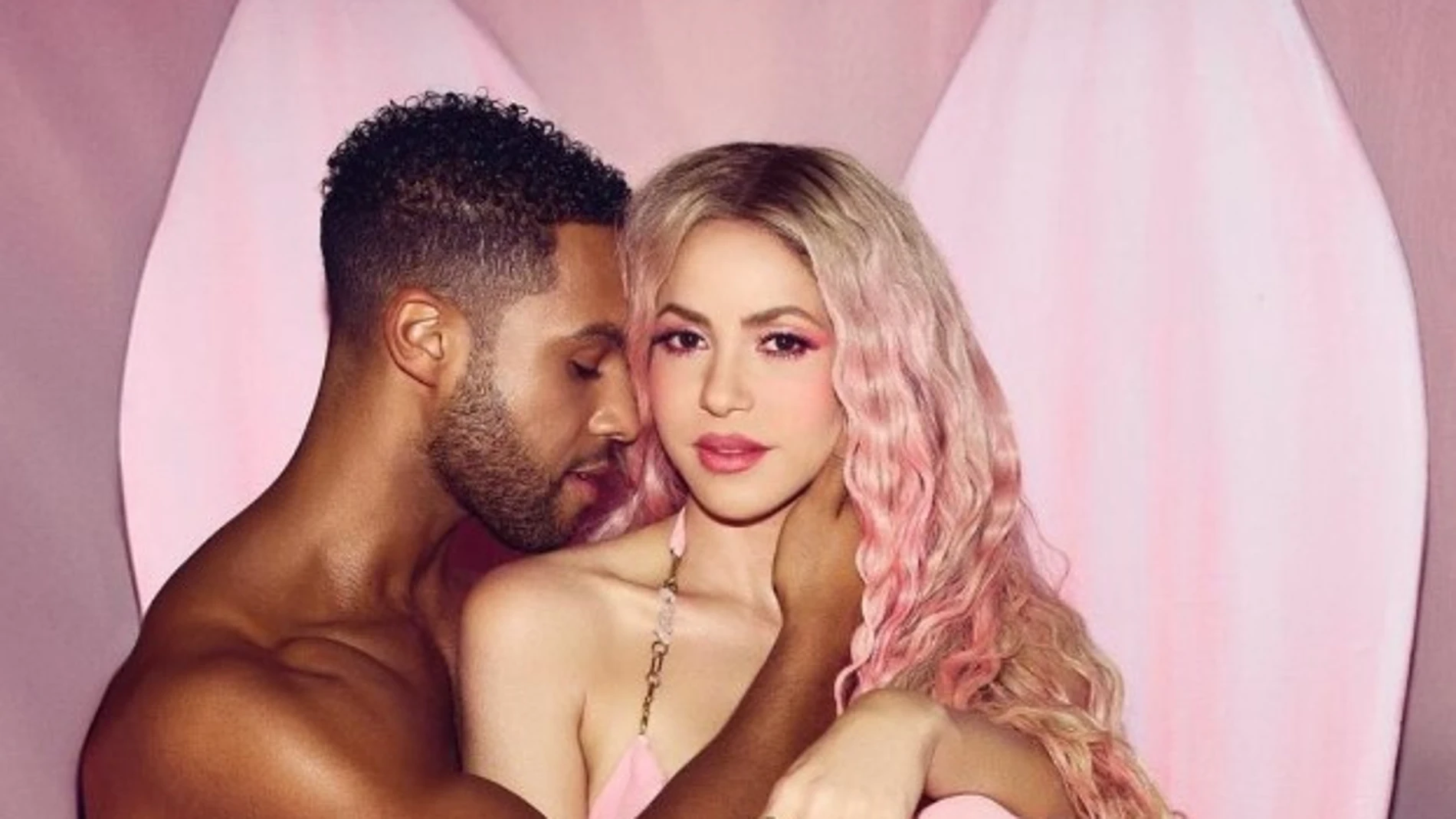 Shakira junto al actor Lucien Laviscount, protagonista del videoclip de 'Puntería'.