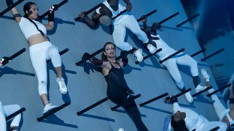 El embrujo de Mónica Cruz en un fascinante baile sobre una pared Mónica Cruz bailando sobre una pared vertical