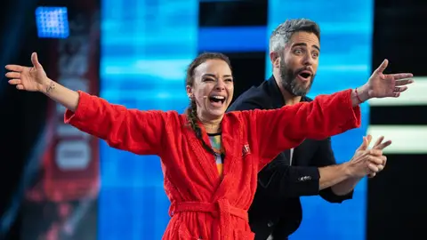 Chenoa gana la segunda semifinal de El Desafío y comparte su premio con Mario Vaquerizo Chenoa celebra su victoria al ganar la segunda semifinal de El desafío