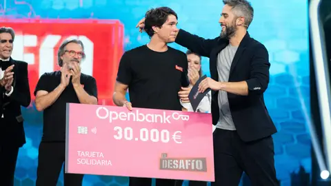 El emotivo gesto de Pablo Castellano al ganar El Desafío: “Quiero repartir los 30.000 euros entre mis compañeros para que cada uno lo done a la ONG que quiera” El emotivo gesto de Pablo Castellano al ganar El Desafío: “Quiero repartir los 30.000 euros entre mis compañeros para que cada uno lo done a la ONG que quiera”