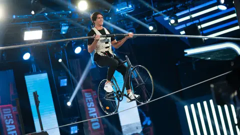 ¡Colosal! Pablo Castellano concentración y pundonor sobre la bici funambulista Pablo Castellano en su reto de la final de El Desafío