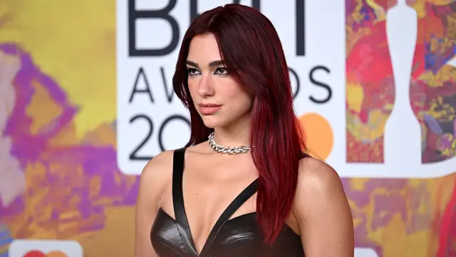 Dua Lipa disfruta de la noche madrileña junto a su novio Callum Turner bailando reggaeton